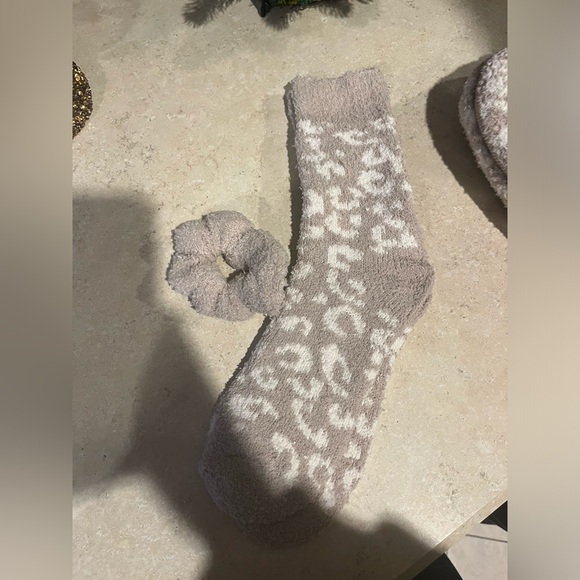Fuzzy socks & scrunchie - Picture 2 of 2